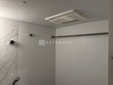 ガーデンザヴィス門前仲町 浴室の天井埋込み換気扇と大理石調パネル仕上げの壁面