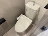 ガーデンザヴィス門前仲町 温水洗浄便座付きの清潔感のあるトイレ空間
