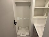 ガーデンザヴィス門前仲町 洗濯機置き場と棚がある明るい洗面室