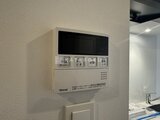 ガーデンザヴィス門前仲町 壁に取り付けられた白いリンナイのインターホン・給湯器リモコン