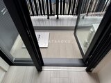 ガーデンザヴィス門前仲町 バルコニーへ繋がるガラス戸から明るい光が注ぐバルコニー空間
