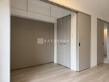 ガーデンザヴィス門前仲町 落ち着いた色合いのアクセントウォールと白い建具が調和した洋室