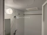 ガーデンザヴィス門前仲町 大理石調のアクセント壁が落ち着いた浴室の様子