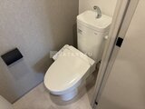 ガーデンザヴィス門前仲町 温水洗浄便座付きのトイレと手洗いカウンター