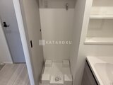 ガーデンザヴィス門前仲町 白を基調とした洗濯機置き場のスペース