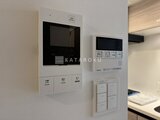 ガーデンザヴィス門前仲町 モニター付きインターホンと室内操作パネルが備わった玄関周辺