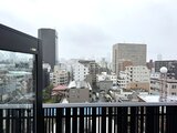 ガーデンザヴィス門前仲町 高層階からの都市景観が広がるバルコニーの様子