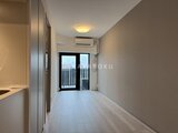 ガーデンザヴィス門前仲町 明るい印象の廊下から引き戸と窓で外の景観が見える様子
