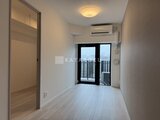 ガーデンザヴィス門前仲町 明るい印象の洋室とバルコニーへつながる開放的な空間