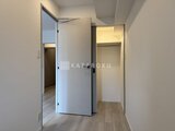 ガーデンザヴィス門前仲町 廊下から見た開放感のある収納スペースと各部屋への動線
