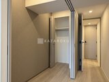 ガーデンザヴィス門前仲町 明るい雰囲気の廊下から各居室へアクセスする間取りの様子