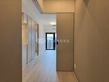 ガーデンザヴィス門前仲町 明るい印象の廊下から玄関へつながる開放的な空間