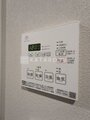 セレヌコート池袋本町 給湯パネルの操作ボタンと時刻表示の様子