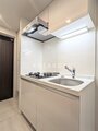 セレヌコート池袋本町 ガスコンロと吊り戸棚付きのコンパクトで明るいキッチン