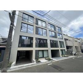 アトリオフラッツ自由が丘 白を基調としたモダンな外観の建物