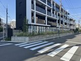 ルネサンスコート祐天寺テラス 前面道路から見たモダンな外観と横断歩道