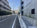 ルネサンスコート祐天寺テラス 建物側面から見た整備された道路と周辺環境の様子