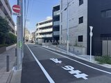 ルネサンスコート祐天寺テラス 前面道路から見た建物外観と周辺の街並み