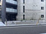 ルネサンスコート祐天寺テラス 前面道路から見たモダンなコンクリート造の建物エントランス