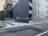ルネサンスコート祐天寺テラス 前面道路から見たモダンな建物エントランスと駐車場の様子