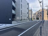ルネサンスコート祐天寺テラス 前面道路から見た建物外観と周辺の街並み