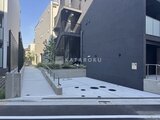 ルネサンスコート祐天寺テラス 開放的な共有庭から見た建物外観と植栽スペース