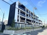 ルネサンスコート祐天寺テラス 前面道路から見た、モダンなデザインの共有部入口付き建物外観