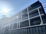 ルネサンスコート祐天寺テラス モダンな外観のマンション建物を前面道路から見た様子