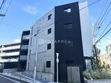 ルネサンスコート祐天寺テラス モダンな黒と灰色のツートンカラーが印象的な建物外観