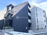 ルネサンスコート祐天寺テラス 落ち着いた色合いのタイル張り外壁を持つ中規模マンション