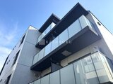 ルネサンスコート祐天寺テラス 青空を背景にモダンなデザインの建物外観を下から見上げた様子