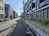 ルネサンスコート祐天寺テラス 前面道路から見た建物外観と隣接する街並みの様子