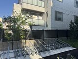 ルネサンスコート祐天寺テラス 自転車置き場と開放的な共用庭からみた建物外観