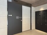 ルネサンスコート祐天寺テラス モダンなデザインのエレベーターホールと宅配ボックス