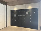 ルネサンスコート祐天寺テラス 多数の宅配ボックスが設置された落ち着いた印象の共用部