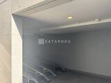 ルネサンスコート祐天寺テラス 明るい照明が配置された機械式駐車場の内部