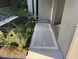 ルネサンスコート祐天寺テラス 植栽が配置された開放的なアプローチから建物入口へ続く通路