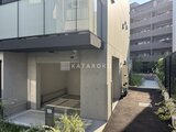 ルネサンスコート祐天寺テラス コンクリート打ちっぱなしの建物外観と庭園スペースの様子
