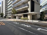 クレストコート王子 道路側から見たモダンなエントランスと低層部の外観