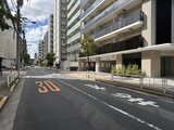 クレストコート王子 前面道路から見た建物外観と周辺の街並み