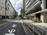 クレストコート王子 建物前の通りから見た開放的なエントランスアプローチ