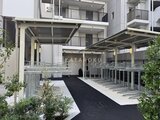 クレストコート王子 自転車ラックと緑に囲まれたモダンな共用スペース