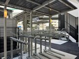クレストコート王子 建物エントランスへ続く開放的な共用デッキスペース