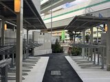 クレストコート王子 駅直結の駅前広場から見た建物エントランスへのアプローチ