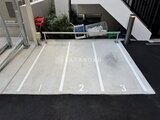 クレストコート王子 駐車スペースの様子、3台分が白線で区画された駐車場