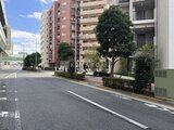 クレストコート王子 緑豊かなアプローチから見た建物外観と周辺環境