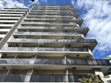 クレストコート王子 青空を背景に見上げた建物の外観