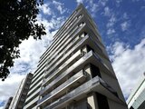 クレストコート王子 青空を背景とした建物の外観全体をとらえた様子