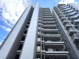 クレストコート王子 下から見上げた建物外観、白を基調とした高層マンション