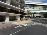 クレストコート王子 駐車場と前面道路から見た建物の外観